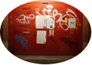 Verschlossene, von Grafftitis überzogene rote Türe eines Nachtclubs